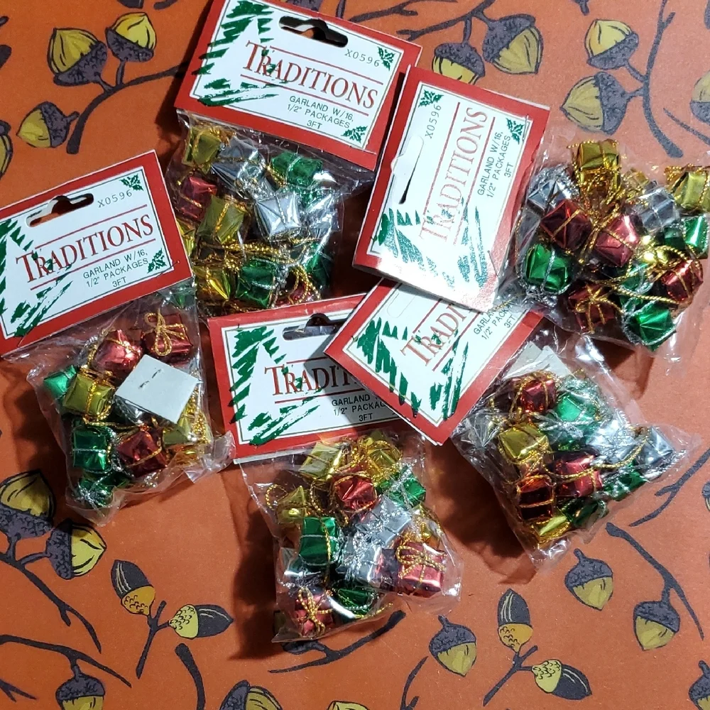 Traditions Christmas Garland with Mini Gift Boxes 3ft 5 Count NIB
